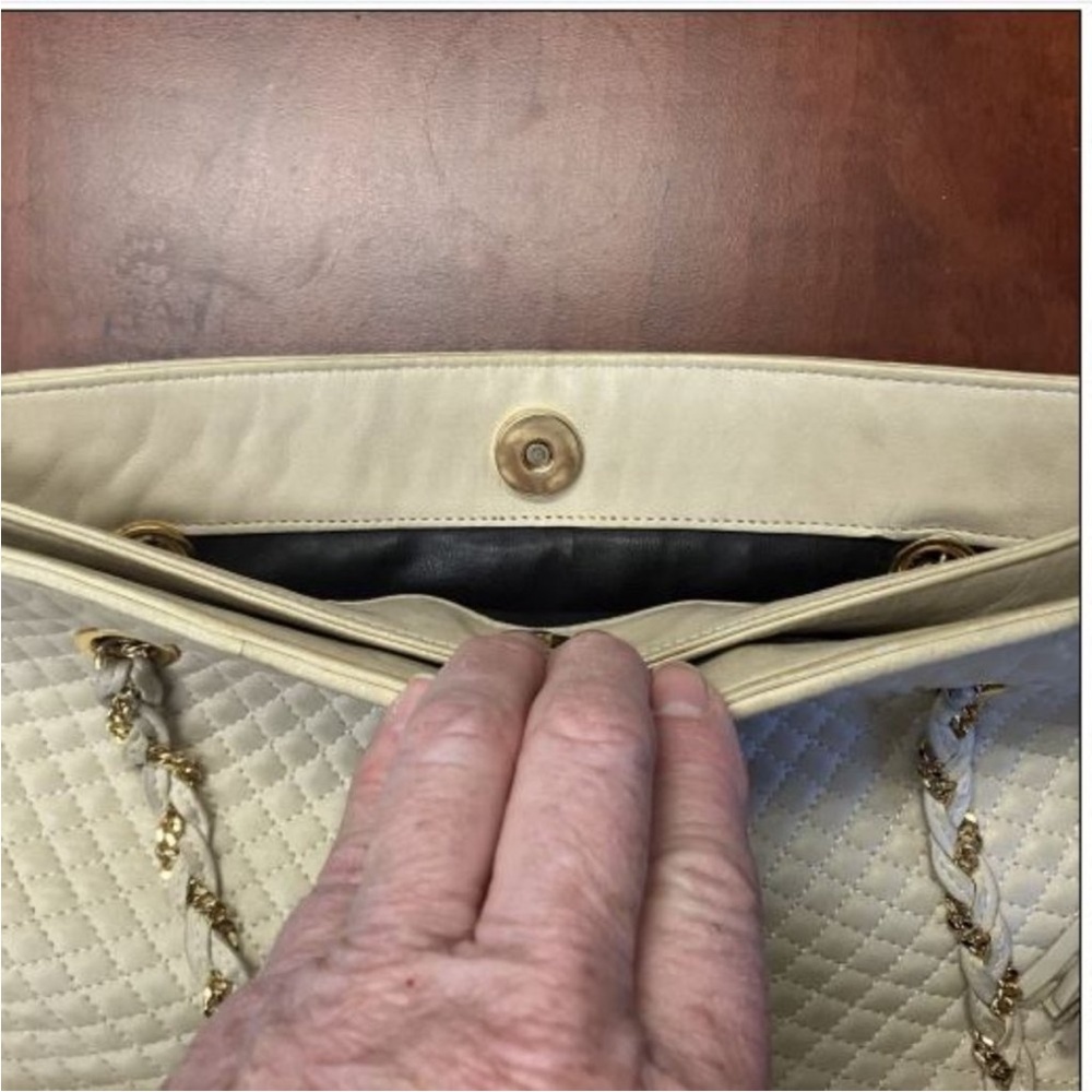 Authentic BALLY Chain Vintage Quilted Cream Leather Shoulder Bag - Picture 11 of 15